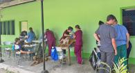 Students perform surgeries on dogs an open porch